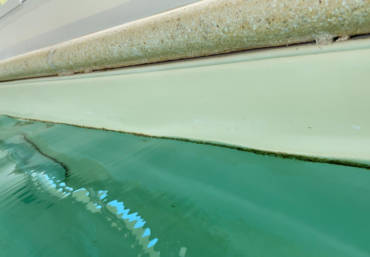 Nettoyage d’un volet recouvert d’algues